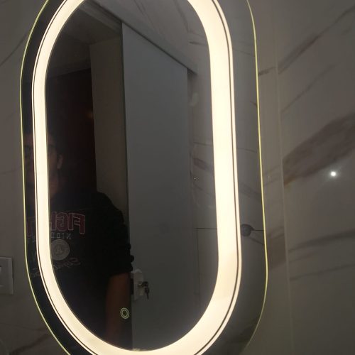 Instalação de espelho luminoso.